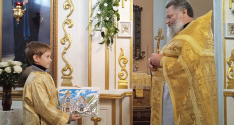 Юный пономарь Дмитрий Самусев получил награду от настоятеля храма